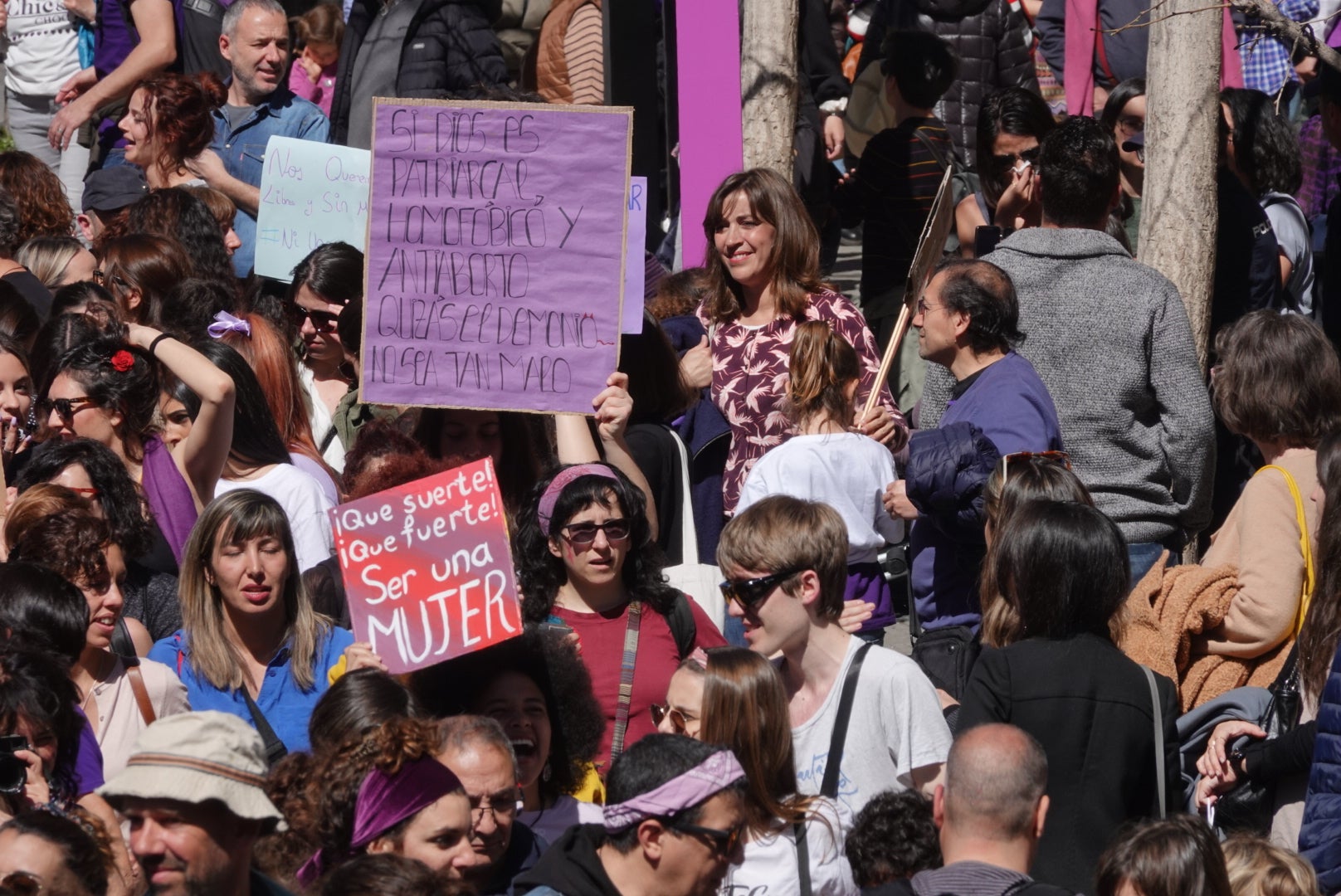 Repaso completo en imágenes a una marcha multitudinaria este Día de la Mujer en Granada
