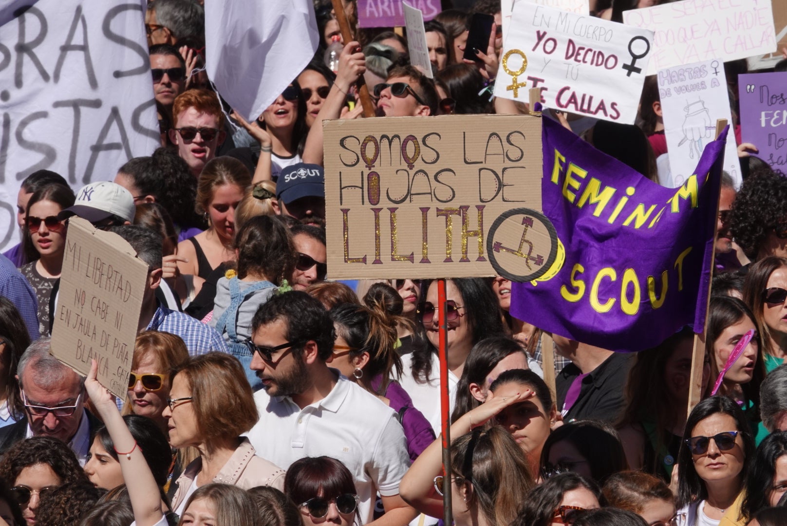 Repaso completo en imágenes a una marcha multitudinaria este Día de la Mujer en Granada