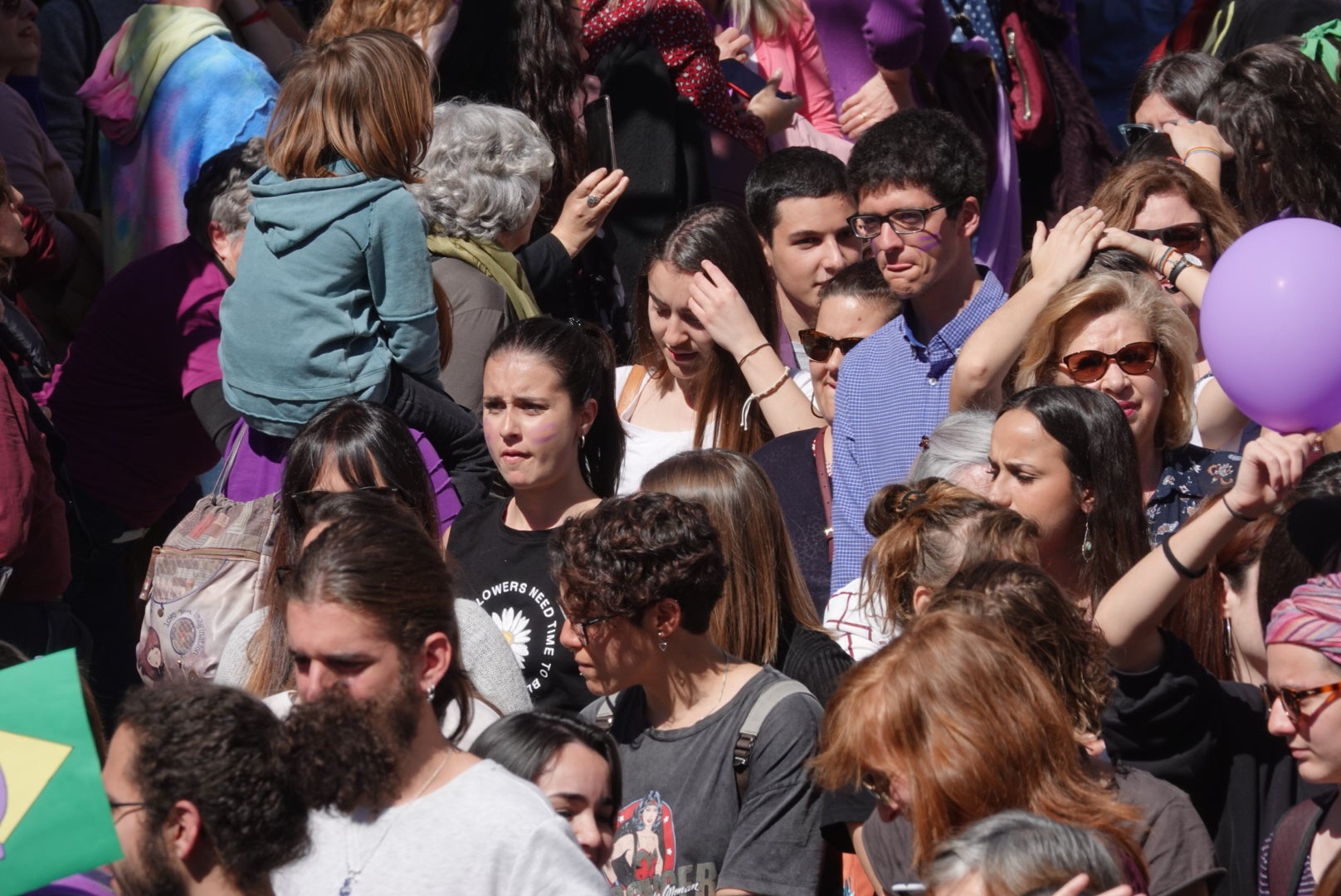 Repaso completo en imágenes a una marcha multitudinaria este Día de la Mujer en Granada