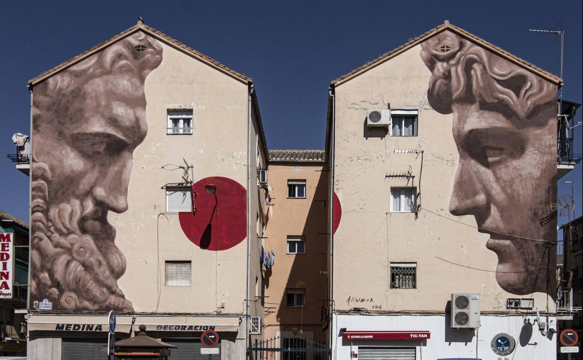 Las cabezas de los dioses Hércules y Hermes en dos fachadas de los bloques de viviendas del barrio de La Chana.