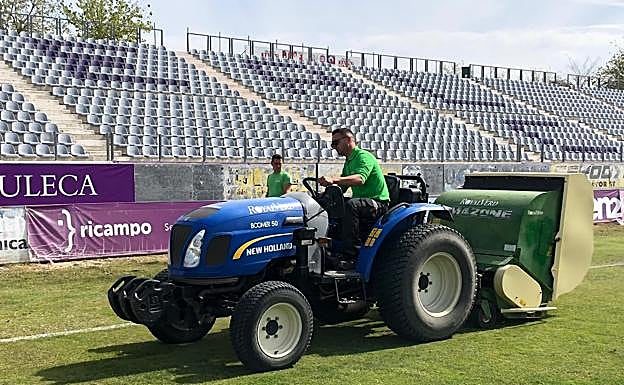 Las maquinas empezaron a trabajar ayer sobre el césped de La Victoria.