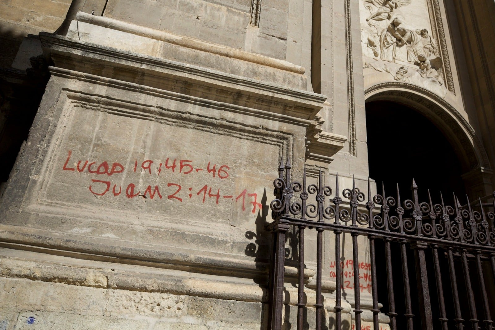 La Catedral de Granada ha vuelto a sufrir un ataque vandálico. En esta ocasión un individuo ha pintado versículos de la Biblia con spray rojo en uno de sus basamentos