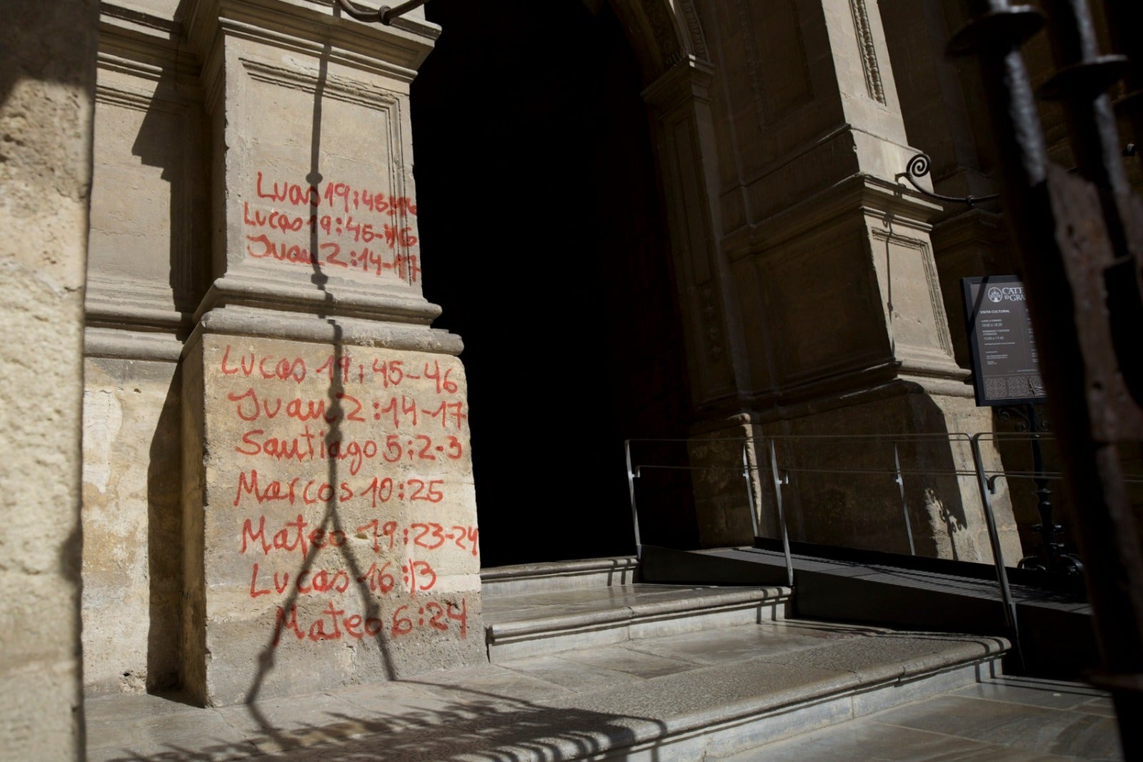 La Catedral de Granada ha vuelto a sufrir un ataque vandálico. En esta ocasión un individuo ha pintado versículos de la Biblia con spray rojo en uno de sus basamentos