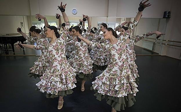 Imagen principal - Unas granadinas triunfan en el festival más prestigioso de España de danza
