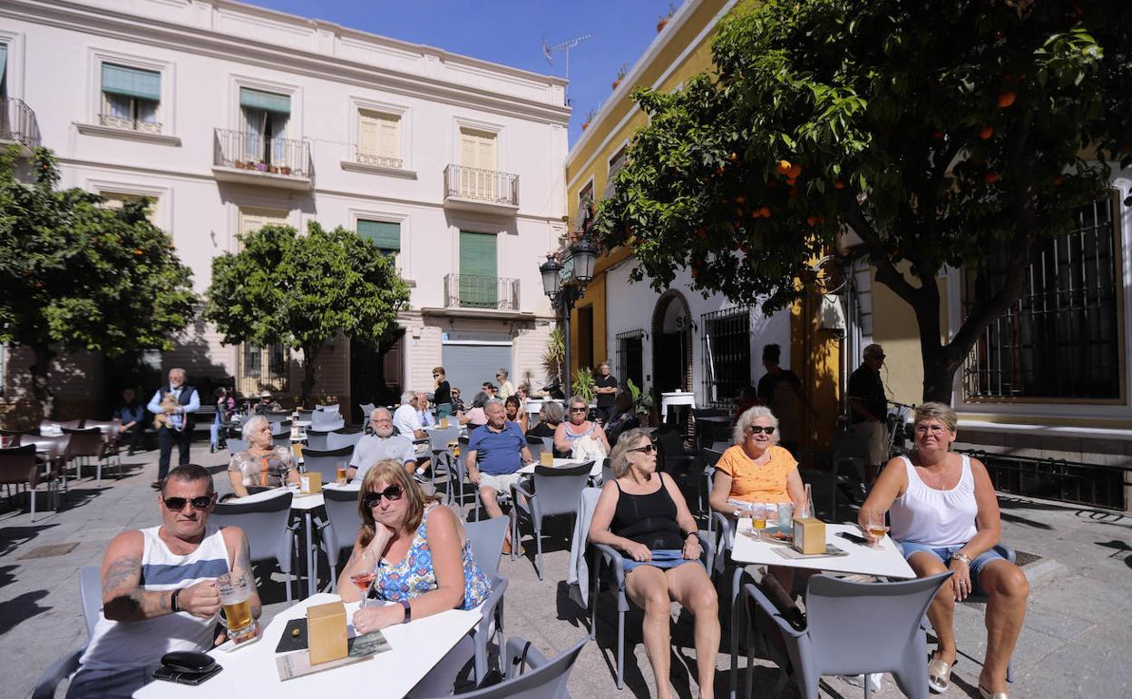 Decenas de personas disfrutaban ayer del buen tiempo en Almuñécar.