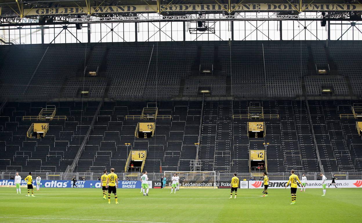 Un estadio alemán, vacío de aficionados. 