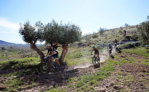 Intenso inicio del circuito de ciclismo de la provincia de Almería