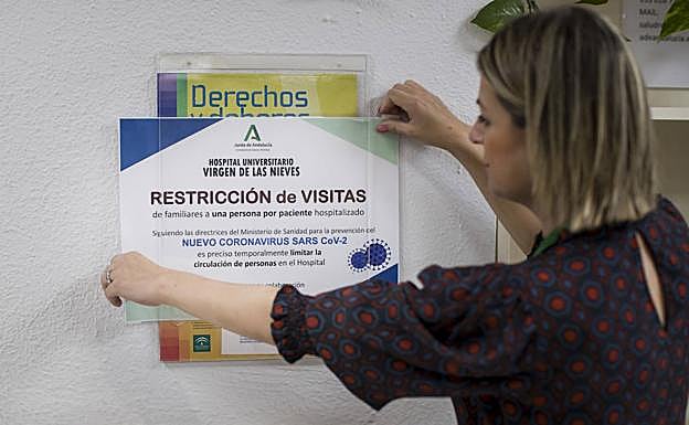 Carteles por el coronavirus en los hospitales de Granada. 