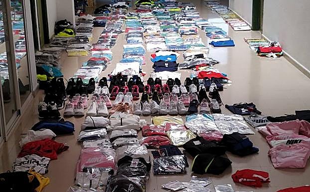 Incautan mil prendas falsificadas en el mercadillo de Almanjáyar