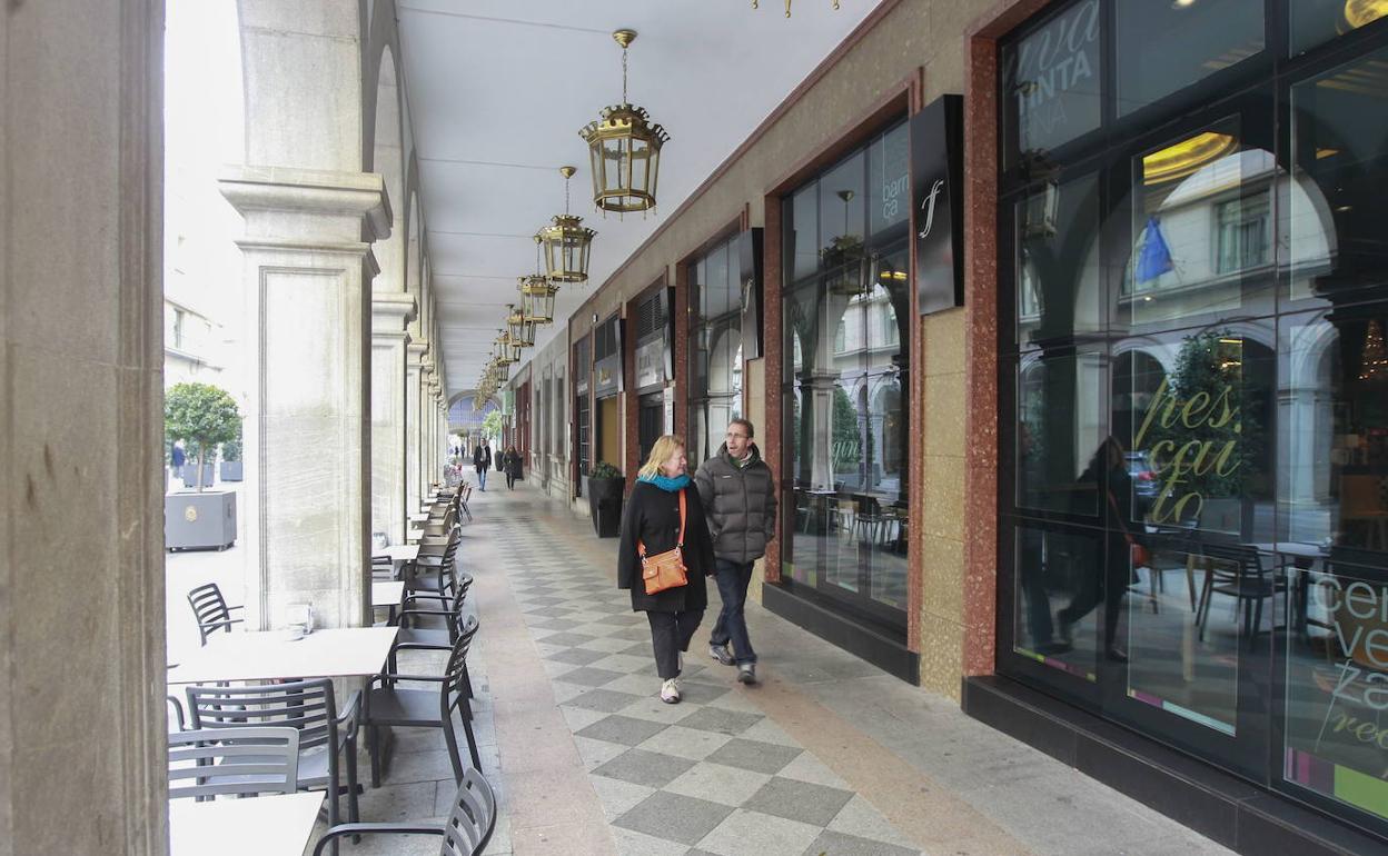 Cierran bares de Granada para frenar los contagios de coronavirus