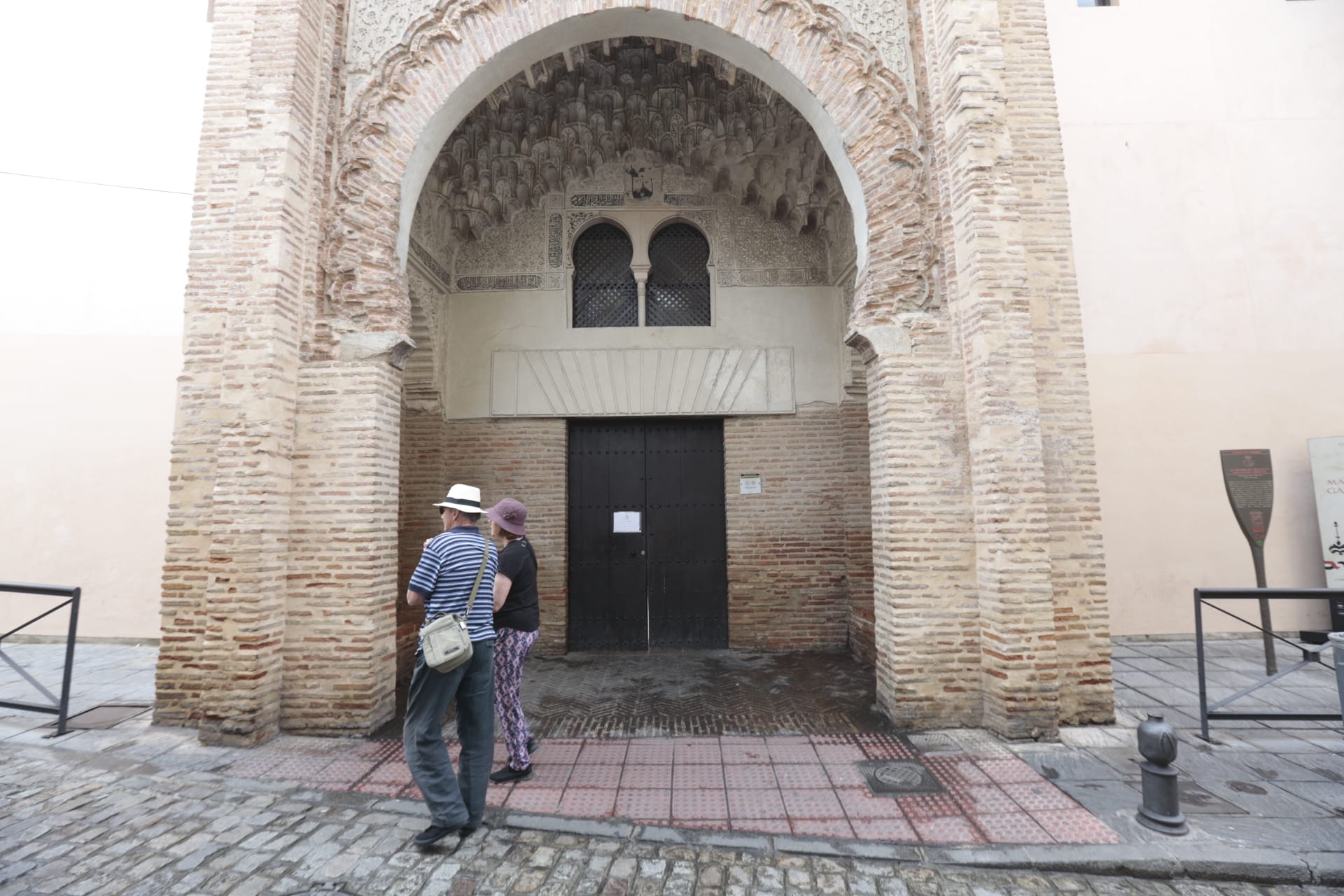 Las calles de Granada y los monumentos, con mucha menos gente de lo habitual