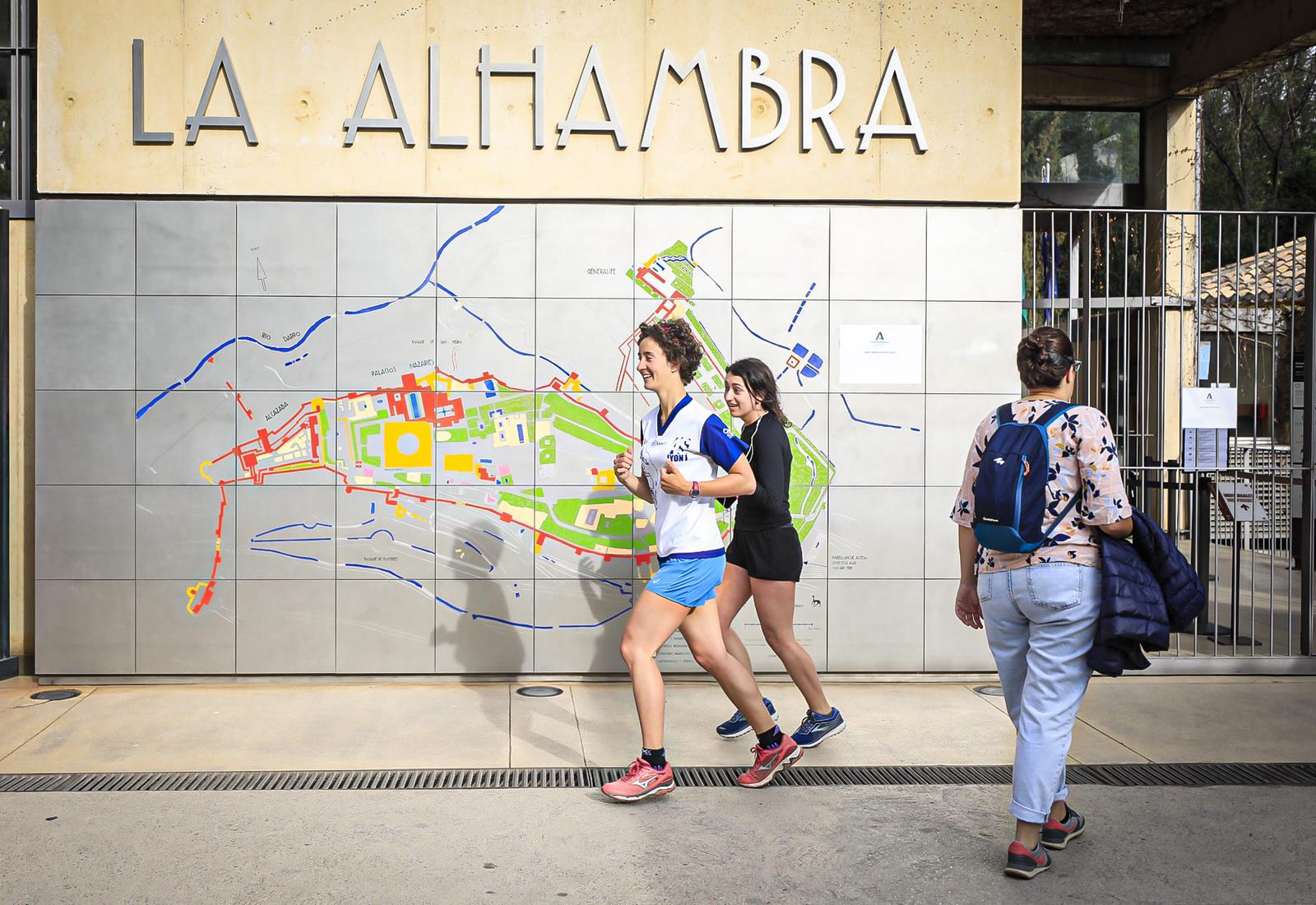 Las calles de Granada y los monumentos, con mucha menos gente de lo habitual