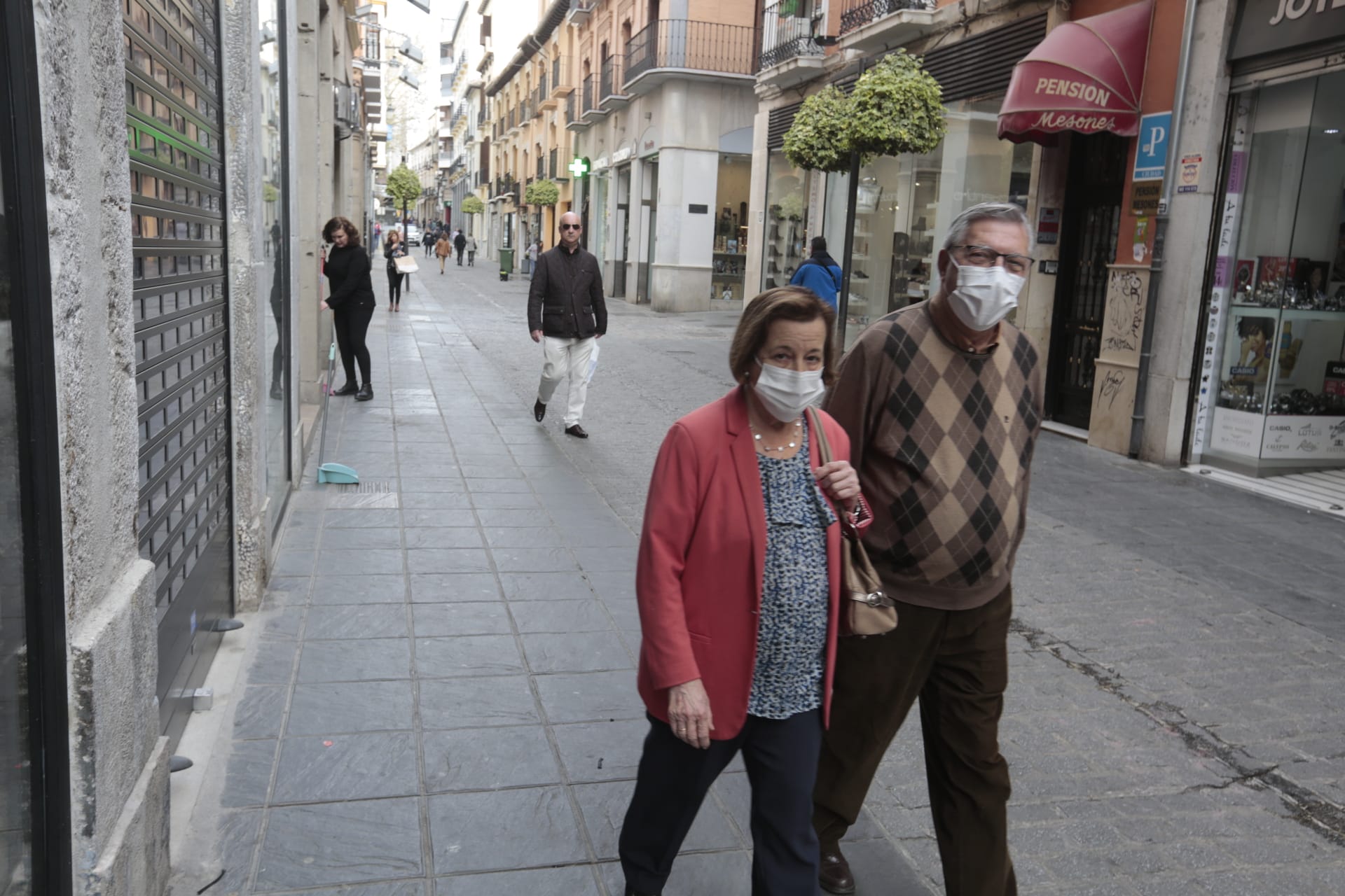 Las calles de Granada y los monumentos, con mucha menos gente de lo habitual