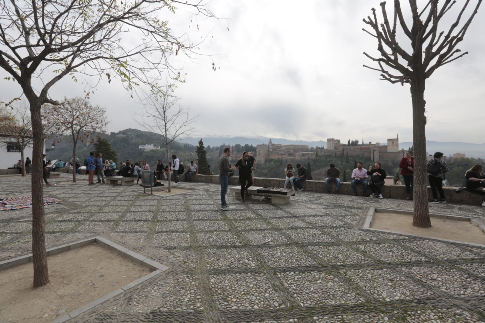 Las calles de Granada y los monumentos, con mucha menos gente de lo habitual