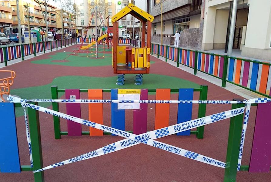 Parque infantil precintado por la Policía en Úbeda. 