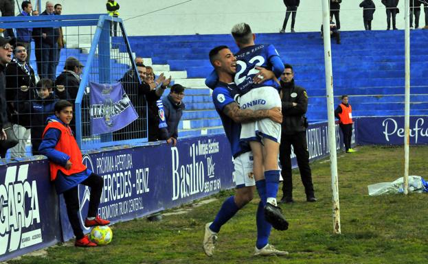 Chendo celebrando un gol con su compañero y amigo Carnicer. 