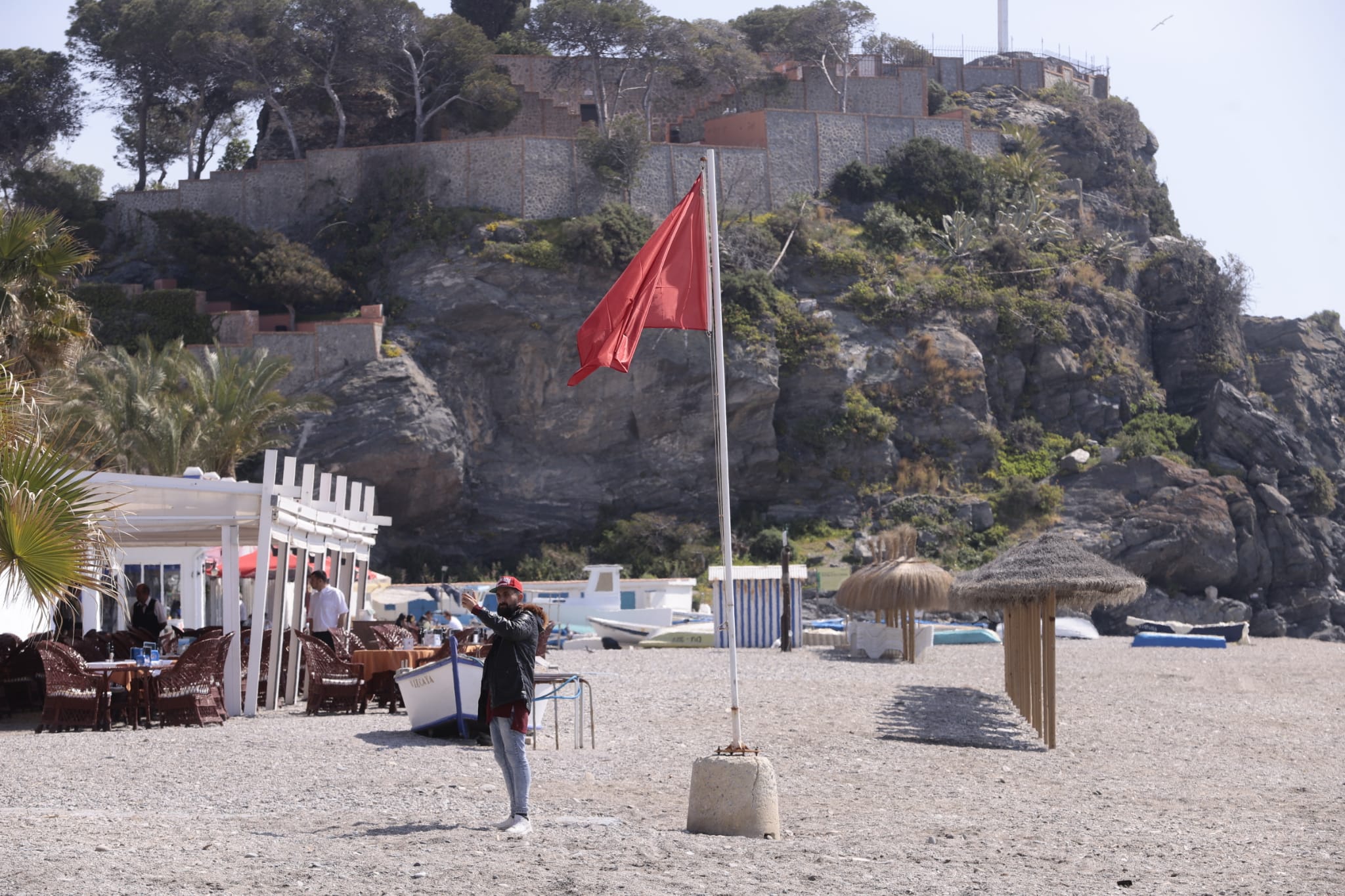 Fotos: Gente en los chiringuitos de la Costa de Granada pese al cierre de playas