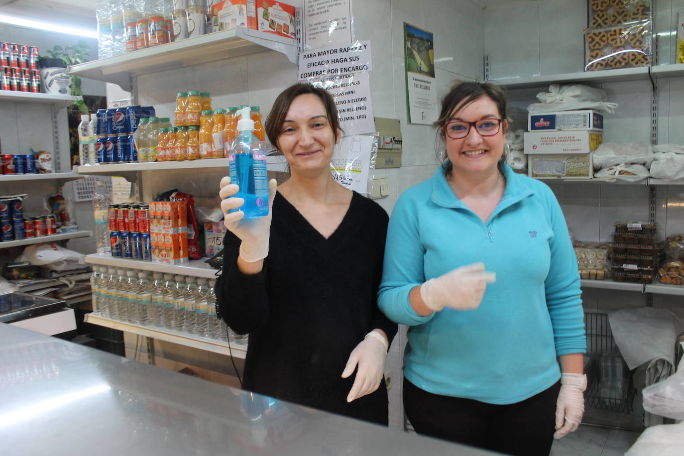 En alguna plaza, mesas y sillas de bares montadas. Y pocos, muy pocos, sin embargo, en la calle y casi ninguno sentado en las terrazas