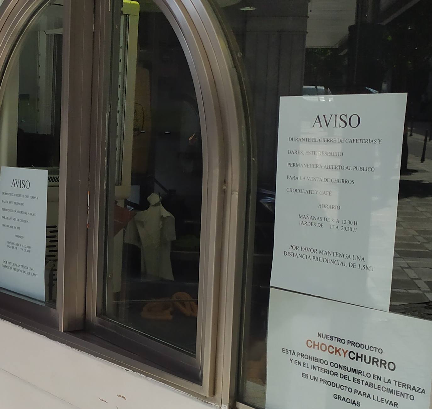 En alguna plaza, mesas y sillas de bares montadas. Y pocos, muy pocos, sin embargo, en la calle y casi ninguno sentado en las terrazas