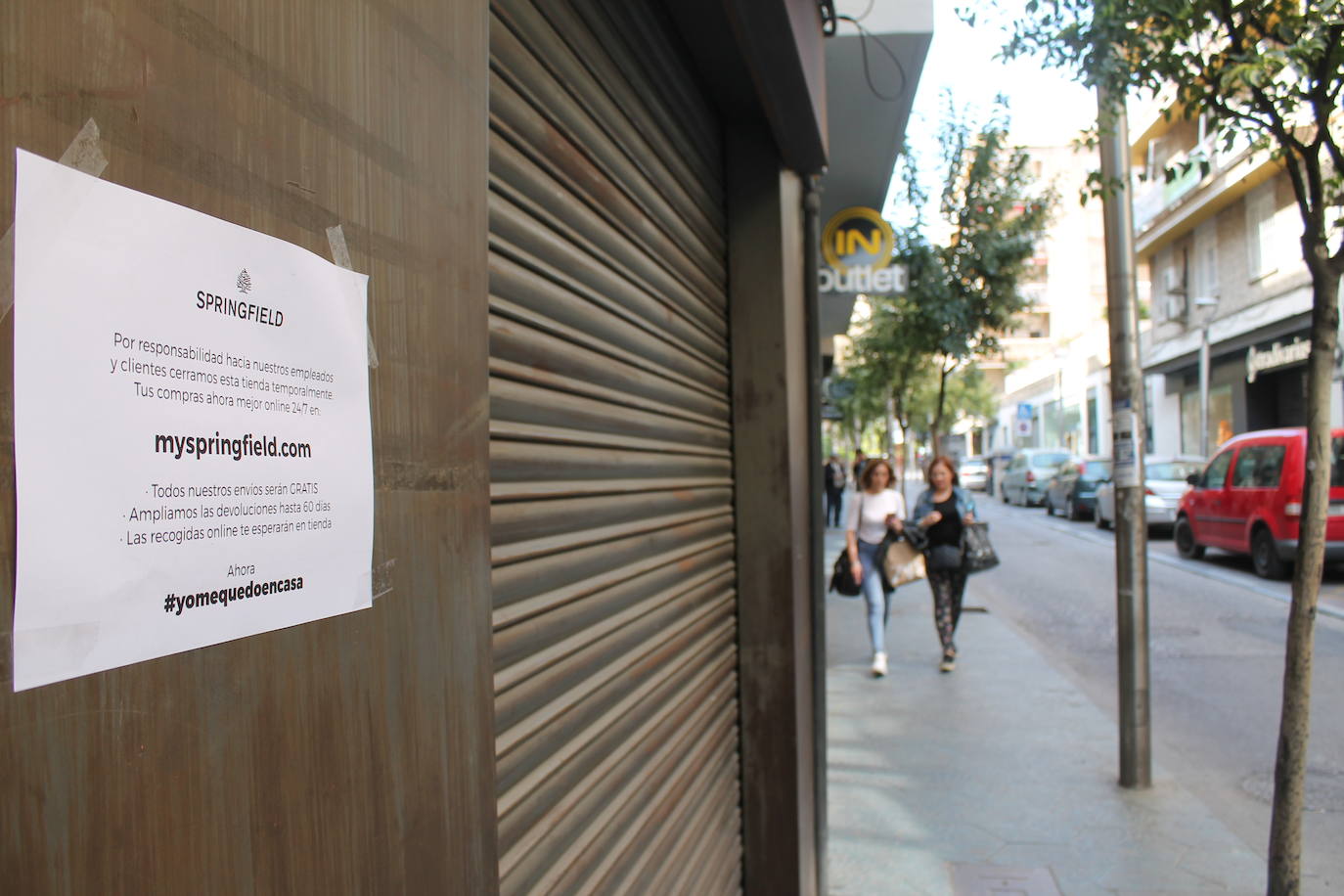 En alguna plaza, mesas y sillas de bares montadas. Y pocos, muy pocos, sin embargo, en la calle y casi ninguno sentado en las terrazas