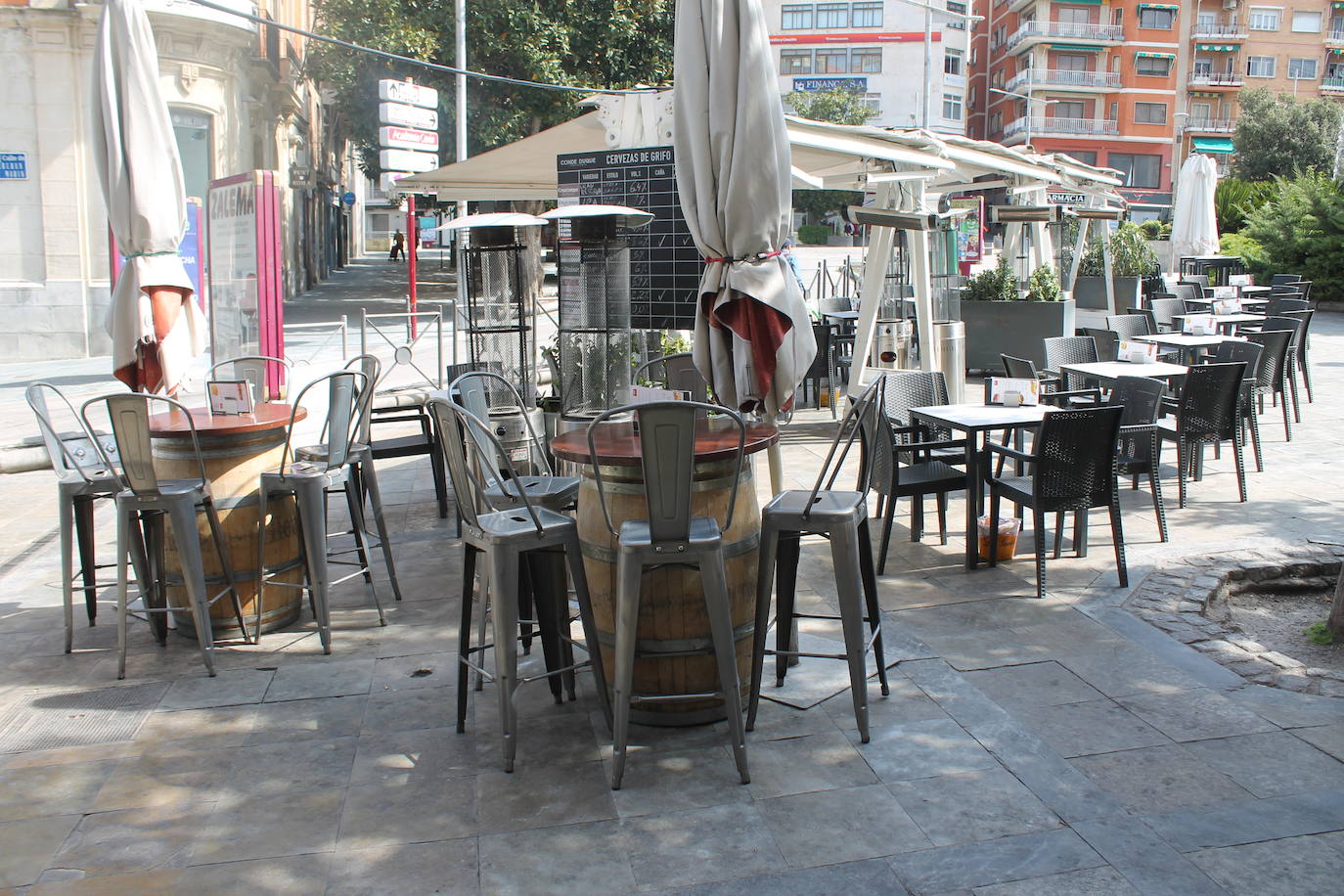 En alguna plaza, mesas y sillas de bares montadas. Y pocos, muy pocos, sin embargo, en la calle y casi ninguno sentado en las terrazas