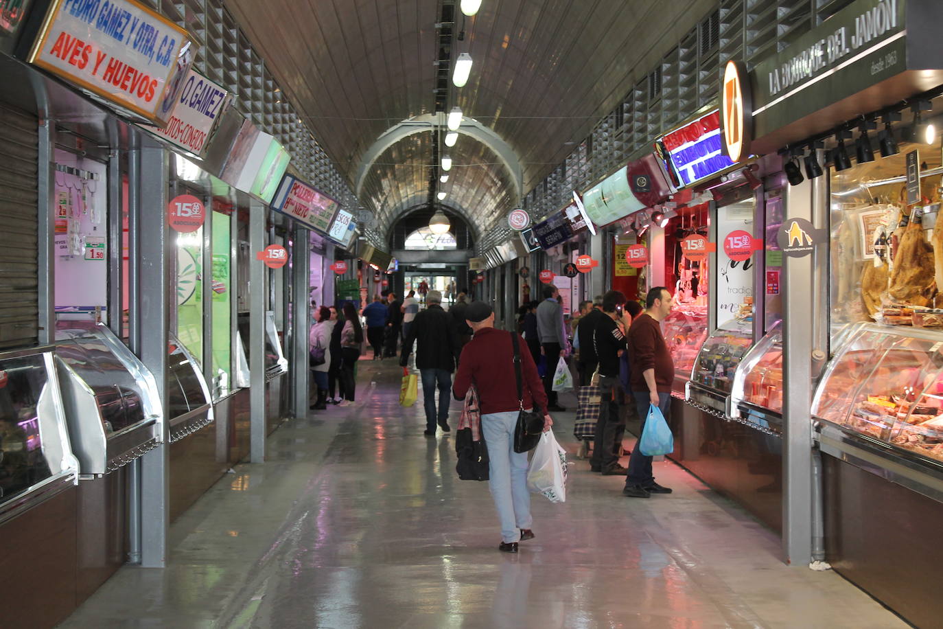 En alguna plaza, mesas y sillas de bares montadas. Y pocos, muy pocos, sin embargo, en la calle y casi ninguno sentado en las terrazas