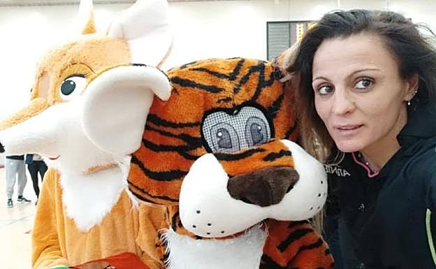 Imagen principal - La viagtoreña vive entre las cuatro paredes tras volver de Lituania, donde jugó Copa de Europa. 