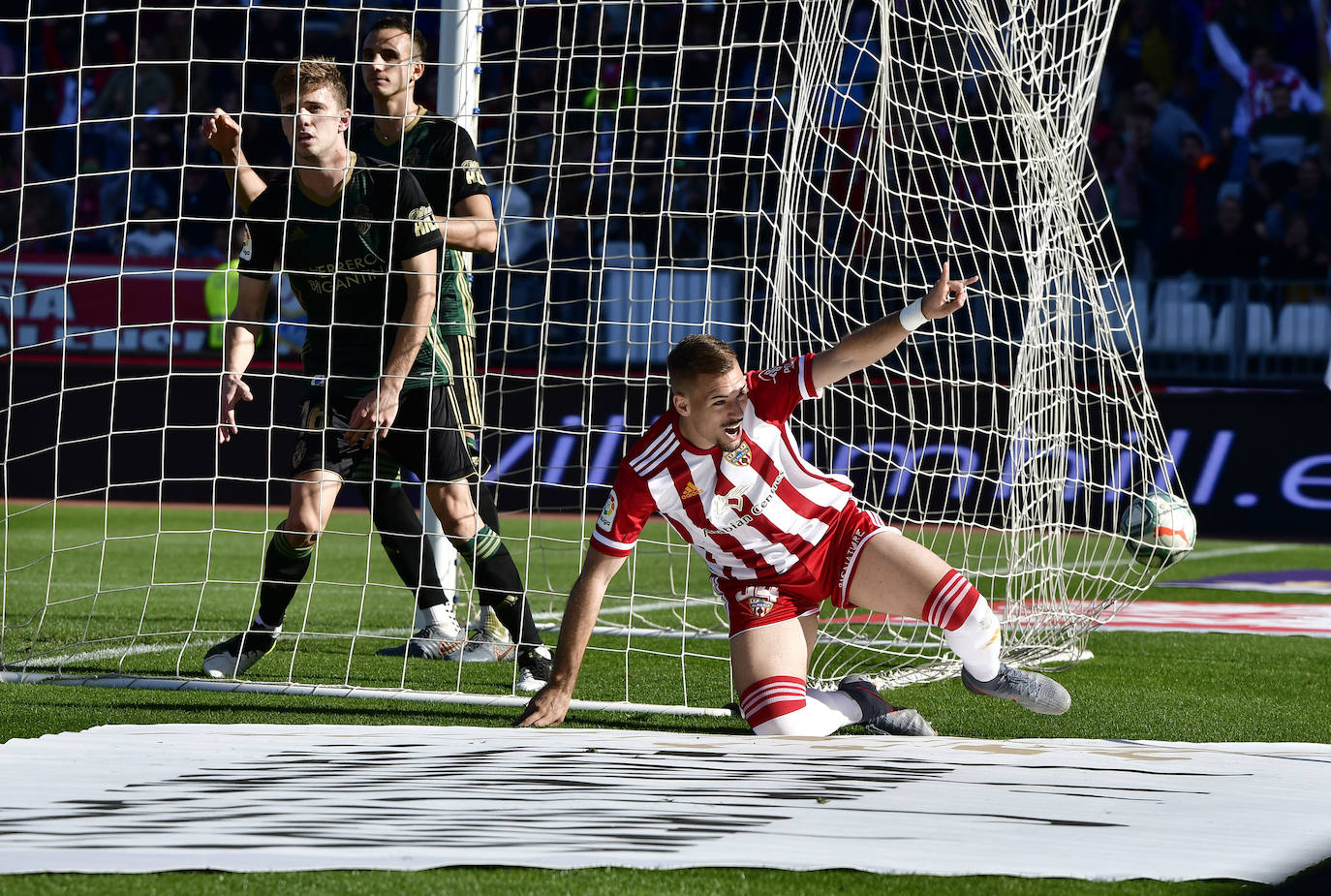 Imagen secundaria 1 - Arriba, Juan Muñoz, quinto en apariciones, pero no en minutos. Abajo (izda.) Rubén Enri, jugador del filial que ha debutado con el primer equipo; Valentín Vada (abajo drchal), uno de los más sustituidos. 