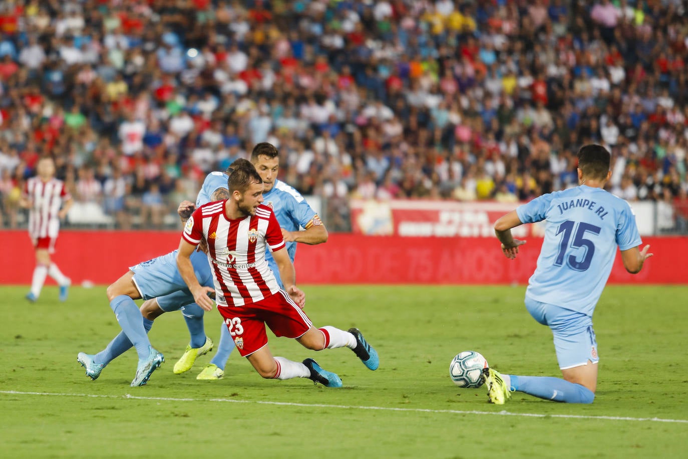 Imagen secundaria 2 - Arriba, Juan Muñoz, quinto en apariciones, pero no en minutos. Abajo (izda.) Rubén Enri, jugador del filial que ha debutado con el primer equipo; Valentín Vada (abajo drchal), uno de los más sustituidos. 