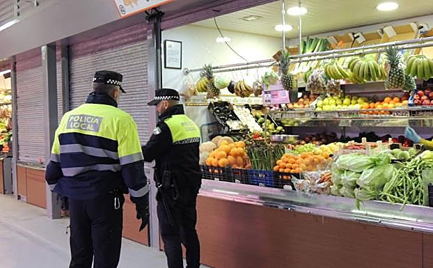 Agentes, en el mercado de San Francisco, ayer. 