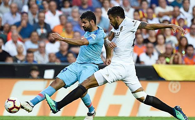 Garay, de blanco, defiende a Diego Costa en un partido. 