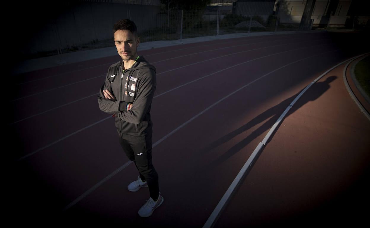 Ignacio Fontes posa hace unas semanas en la pista del Estadio de la Juventud. 