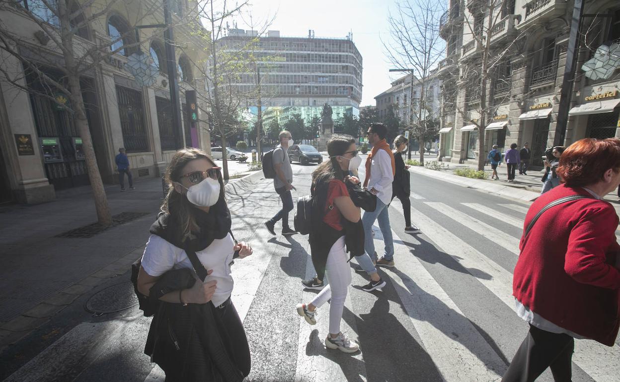 Las mascarillas se han convertido en un habitual entre la población que sale a la calle en pleno encierro.