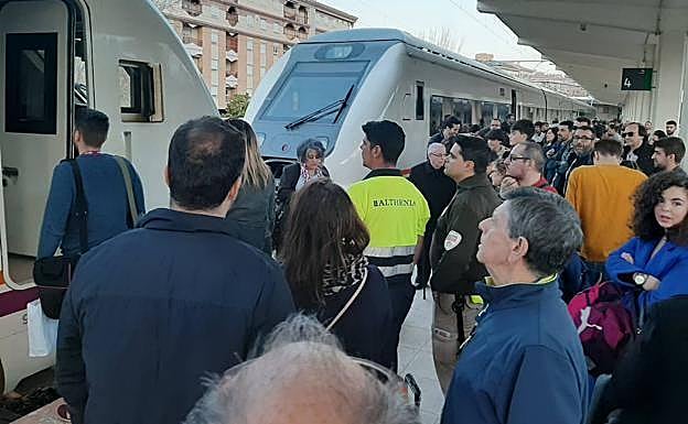 Usuarios esperando ante los trenes 'varados' el pasado domingo 16 de febrero.