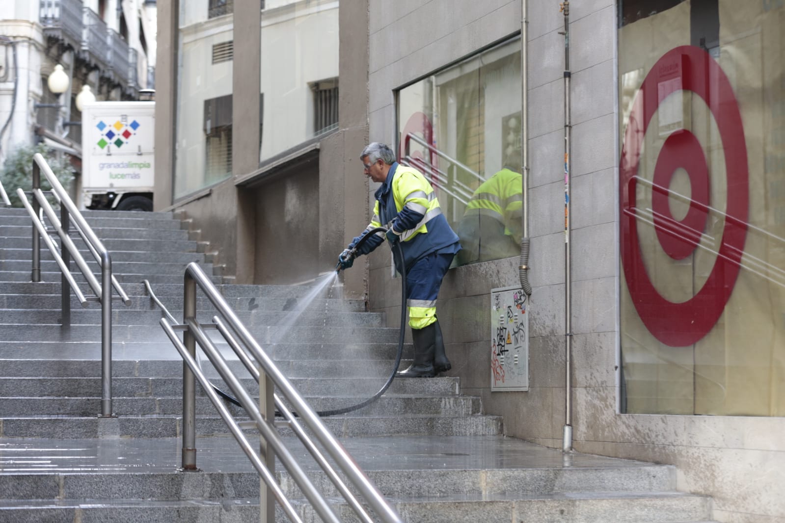 Calles vacías, vagones de metro sin apenas personas y autobuses con menos afluencia que nunca. Así está la ciudad de Granada tras el confinamiento declarado por el estado de alarma