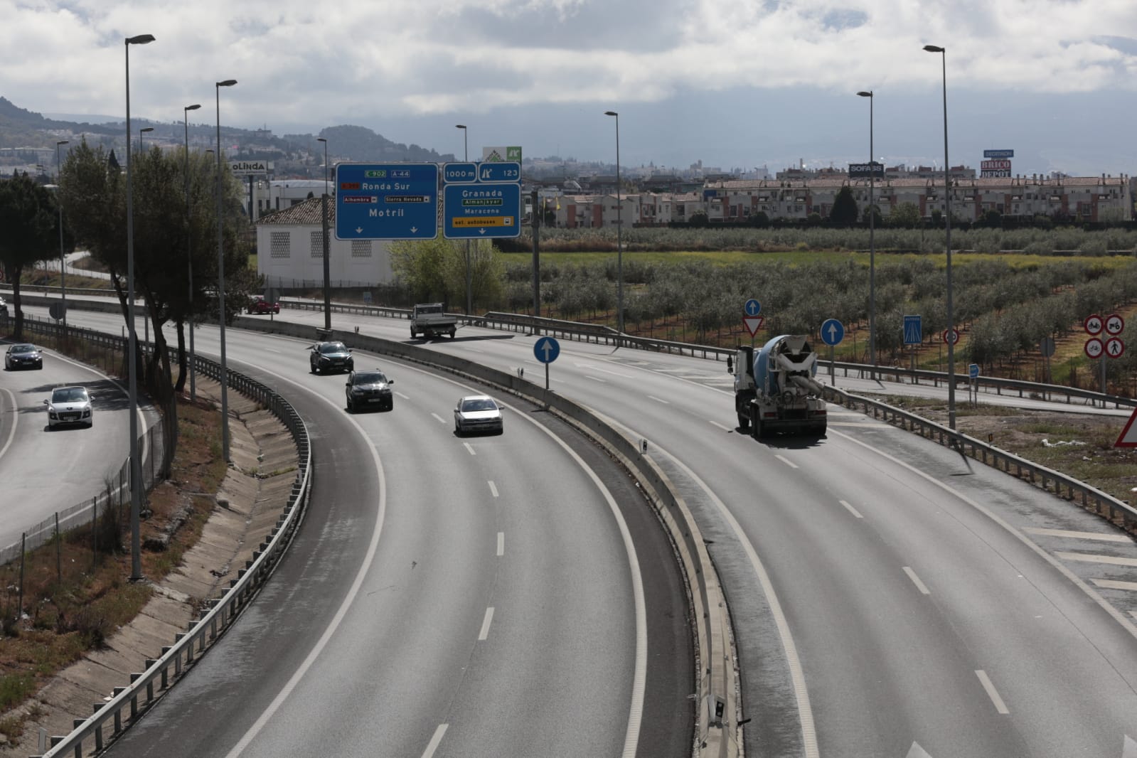 Calles vacías, vagones de metro sin apenas personas y autobuses con menos afluencia que nunca. Así está la ciudad de Granada tras el confinamiento declarado por el estado de alarma