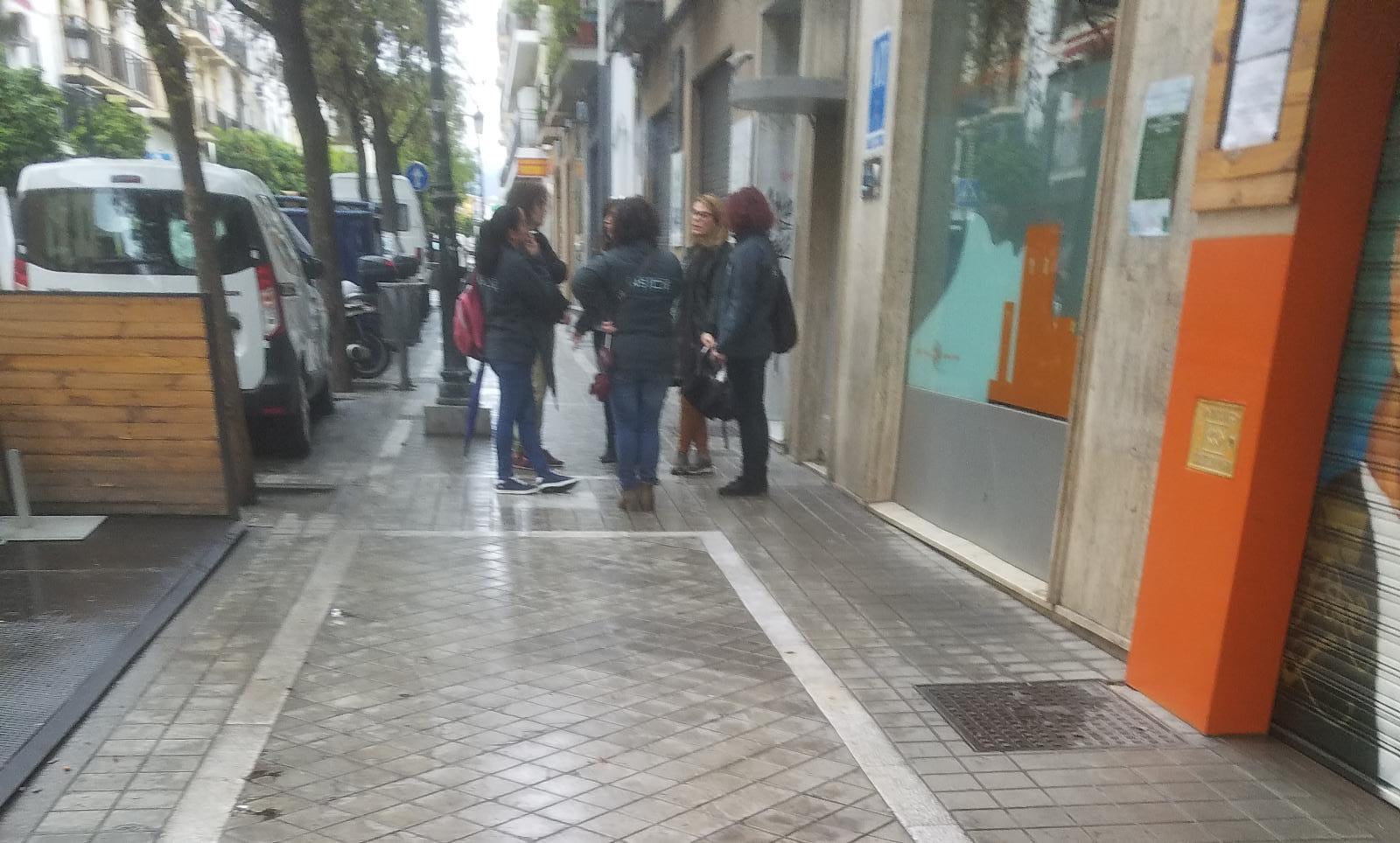 Calles vacías, vagones de metro sin apenas personas y autobuses con menos afluencia que nunca. Así está la ciudad de Granada tras el confinamiento declarado por el estado de alarma