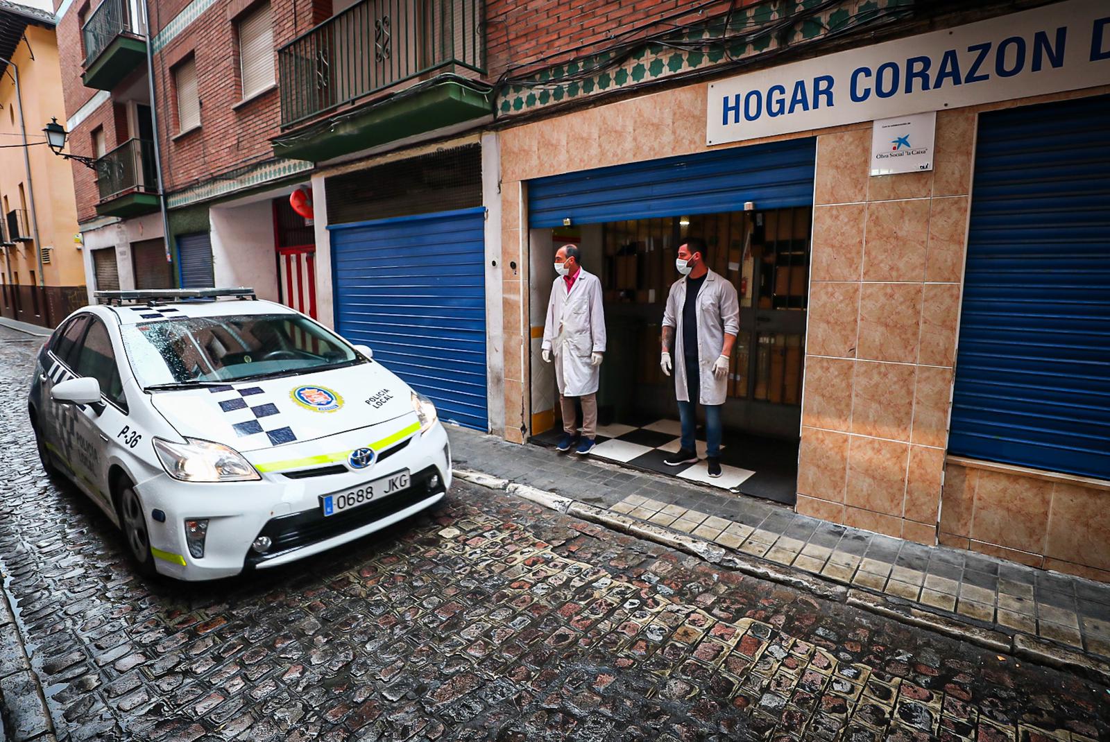 Calles vacías, vagones de metro sin apenas personas y autobuses con menos afluencia que nunca. Así está la ciudad de Granada tras el confinamiento declarado por el estado de alarma