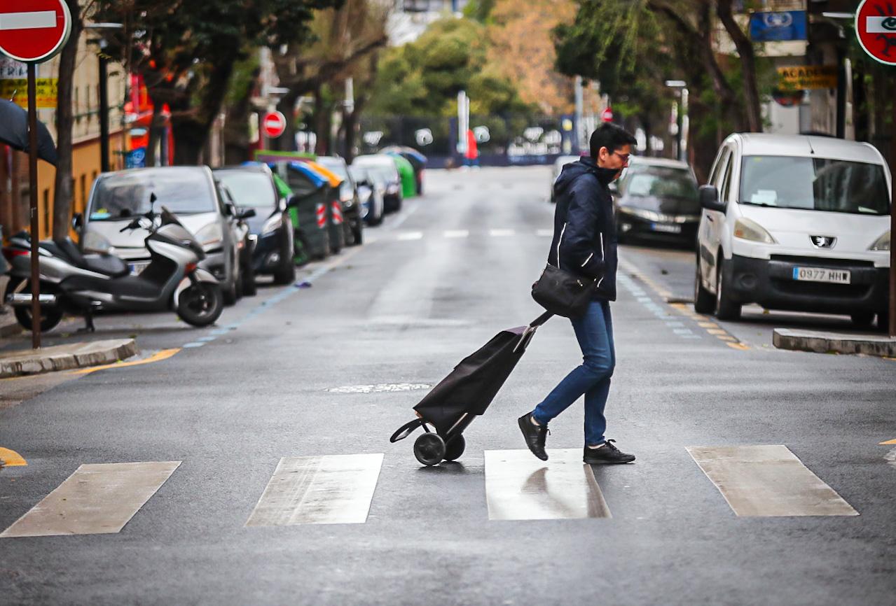 Calles vacías, vagones de metro sin apenas personas y autobuses con menos afluencia que nunca. Así está la ciudad de Granada tras el confinamiento declarado por el estado de alarma