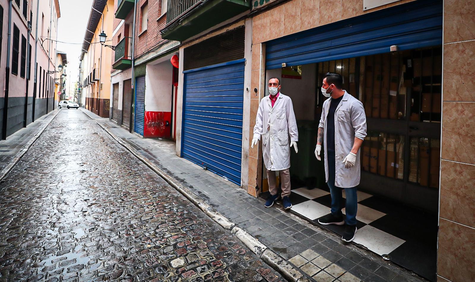 Calles vacías, vagones de metro sin apenas personas y autobuses con menos afluencia que nunca. Así está la ciudad de Granada tras el confinamiento declarado por el estado de alarma