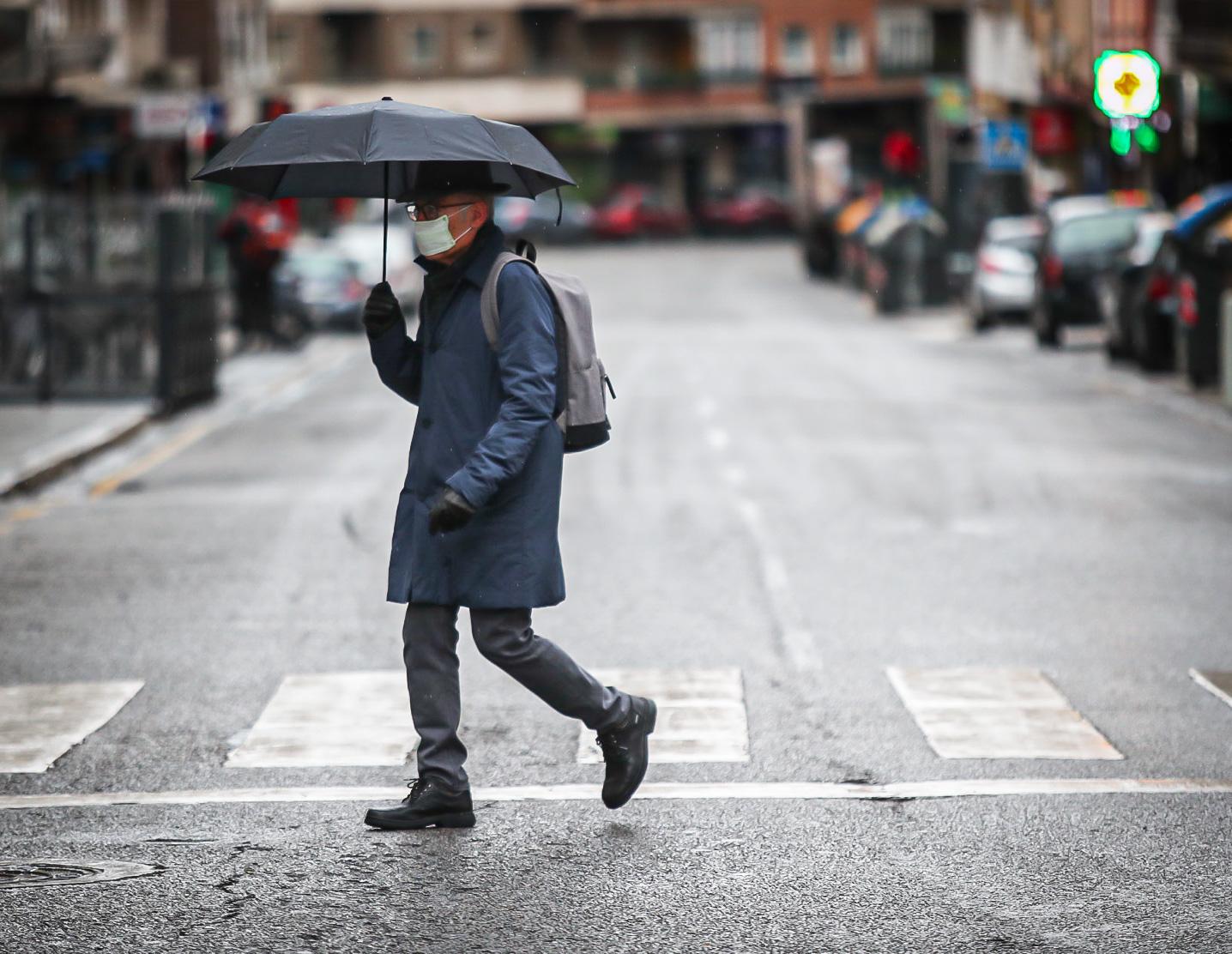 Calles vacías, vagones de metro sin apenas personas y autobuses con menos afluencia que nunca. Así está la ciudad de Granada tras el confinamiento declarado por el estado de alarma