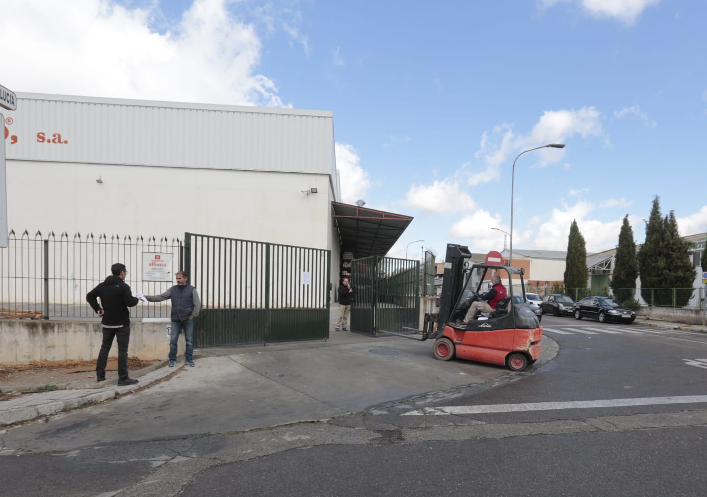 Calles vacías, vagones de metro sin apenas personas y autobuses con menos afluencia que nunca. Así está la ciudad de Granada tras el confinamiento declarado por el estado de alarma