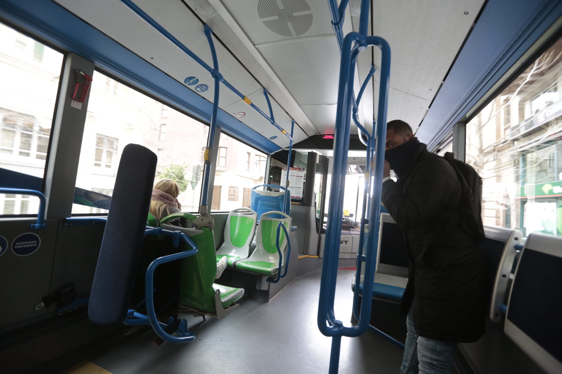 Calles vacías, vagones de metro sin apenas personas y autobuses con menos afluencia que nunca. Así está la ciudad de Granada tras el confinamiento declarado por el estado de alarma