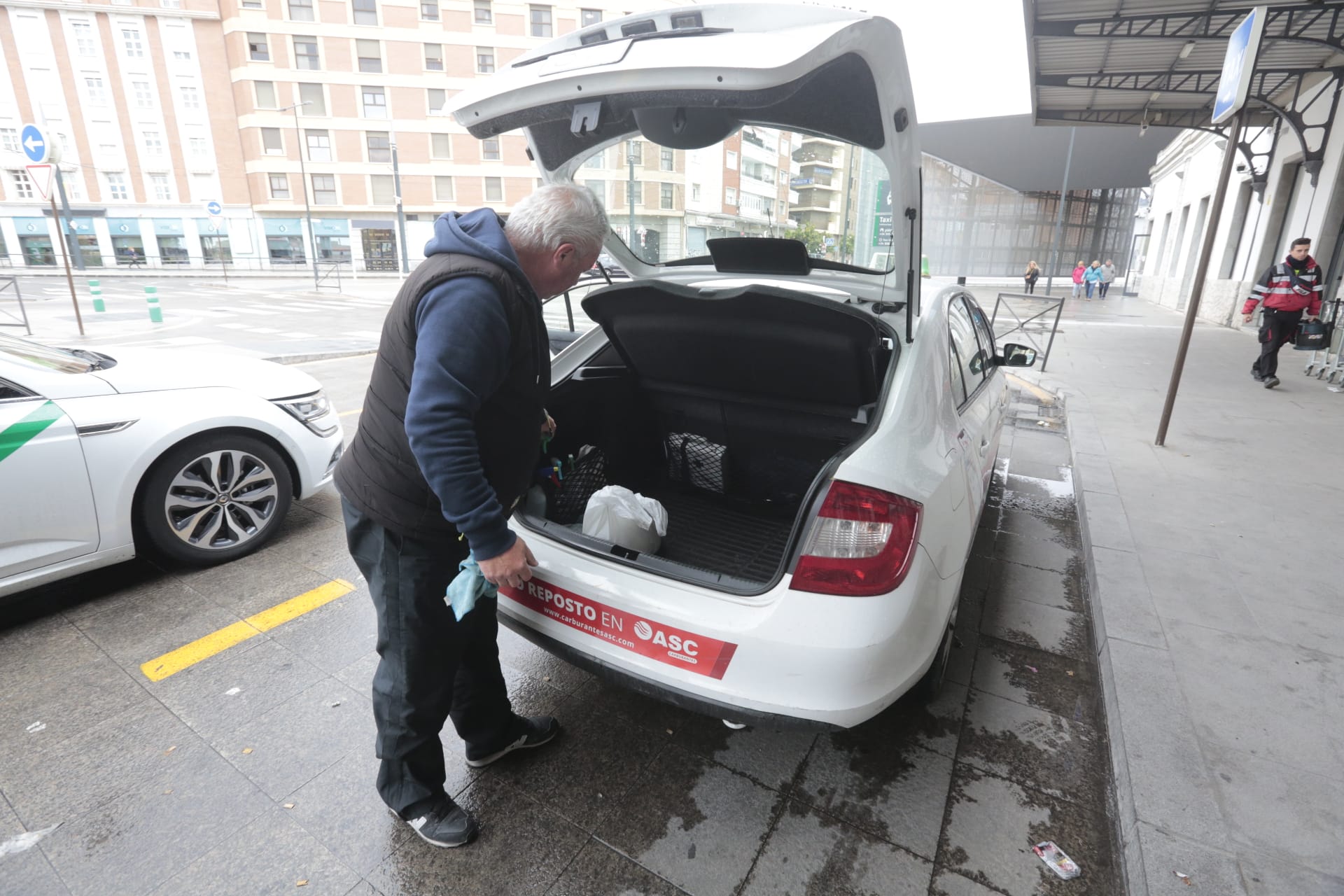 Calles vacías, vagones de metro sin apenas personas y autobuses con menos afluencia que nunca. Así está la ciudad de Granada tras el confinamiento declarado por el estado de alarma