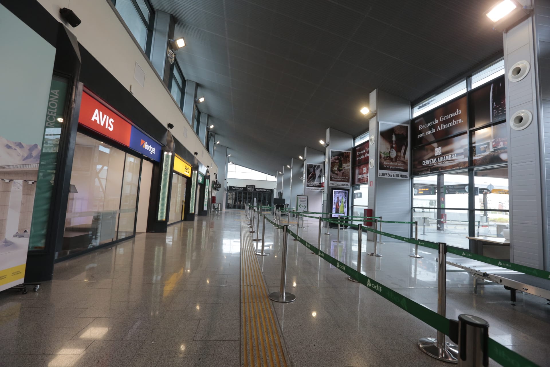 Calles vacías, vagones de metro sin apenas personas y autobuses con menos afluencia que nunca. Así está la ciudad de Granada tras el confinamiento declarado por el estado de alarma