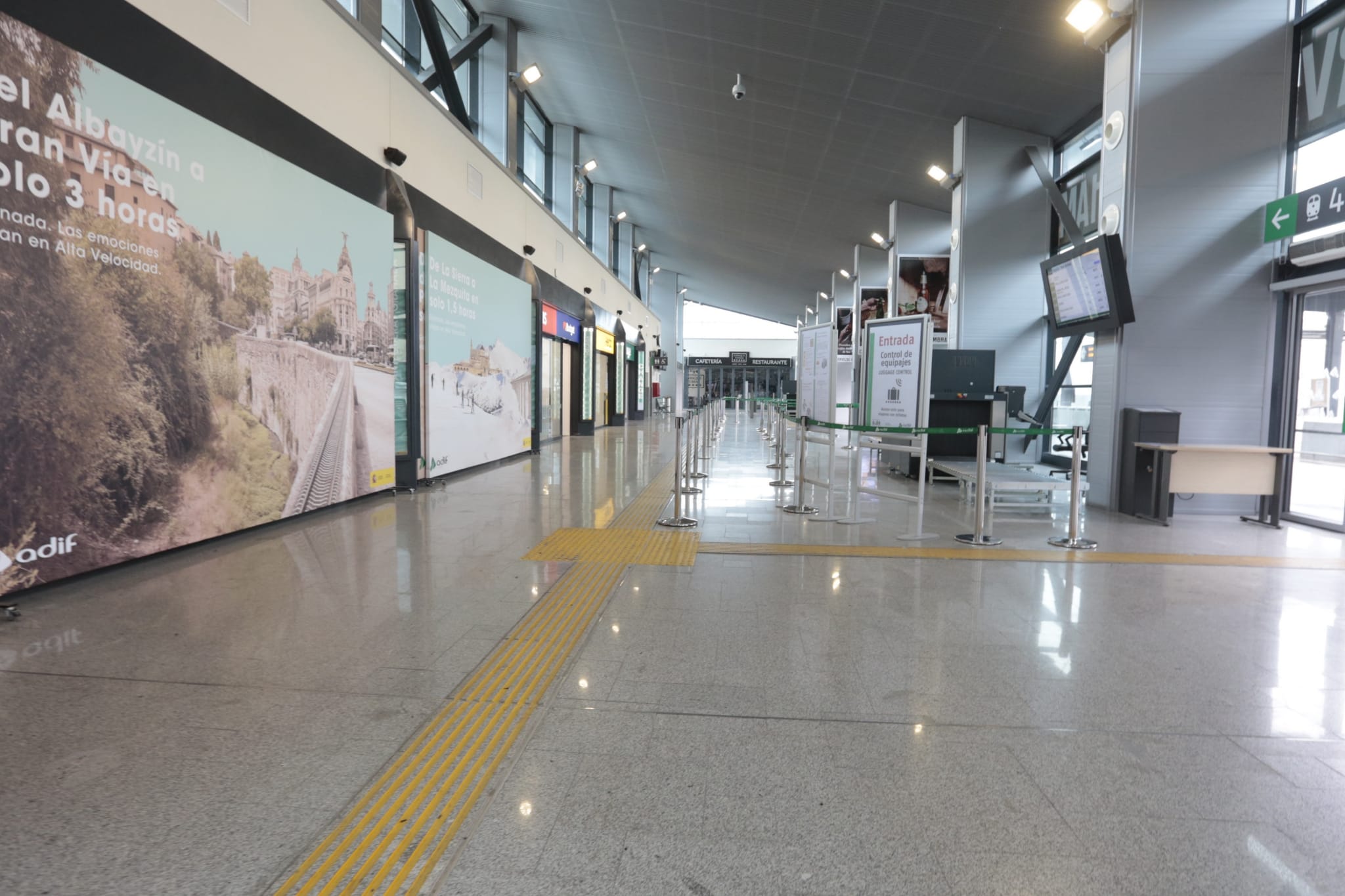 Calles vacías, vagones de metro sin apenas personas y autobuses con menos afluencia que nunca. Así está la ciudad de Granada tras el confinamiento declarado por el estado de alarma