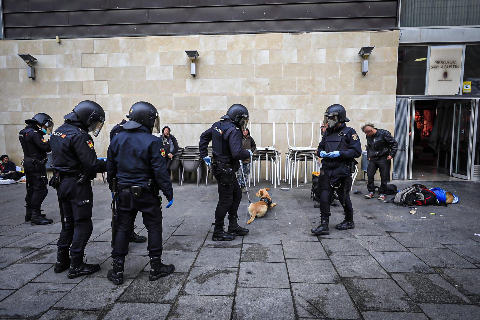 Calles vacías, vagones de metro sin apenas personas y autobuses con menos afluencia que nunca. Así está la ciudad de Granada tras el confinamiento declarado por el estado de alarma