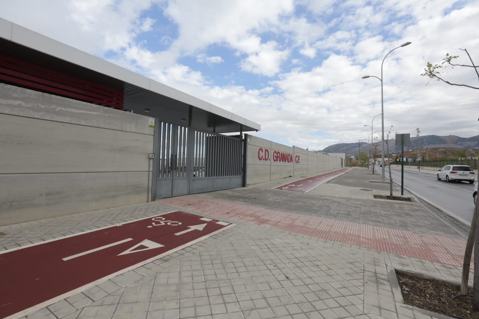 Calles vacías, vagones de metro sin apenas personas y autobuses con menos afluencia que nunca. Así está la ciudad de Granada tras el confinamiento declarado por el estado de alarma