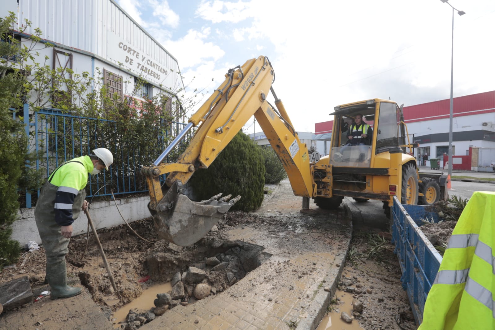 Calles vacías, vagones de metro sin apenas personas y autobuses con menos afluencia que nunca. Así está la ciudad de Granada tras el confinamiento declarado por el estado de alarma