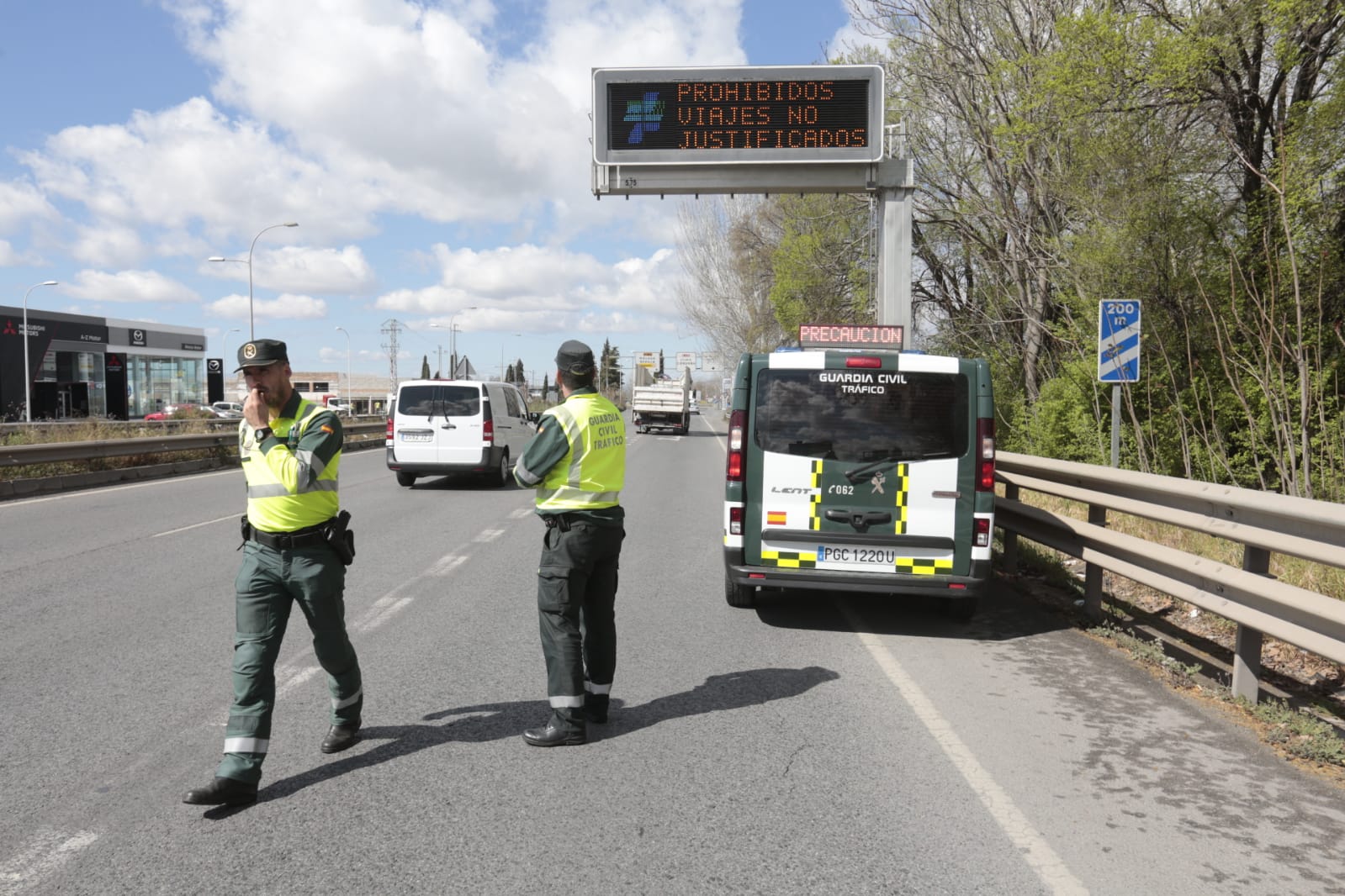 Calles vacías, vagones de metro sin apenas personas y autobuses con menos afluencia que nunca. Así está la ciudad de Granada tras el confinamiento declarado por el estado de alarma